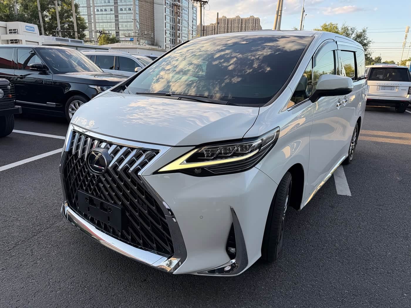 Lexus LM 2021 — Фото 1/4