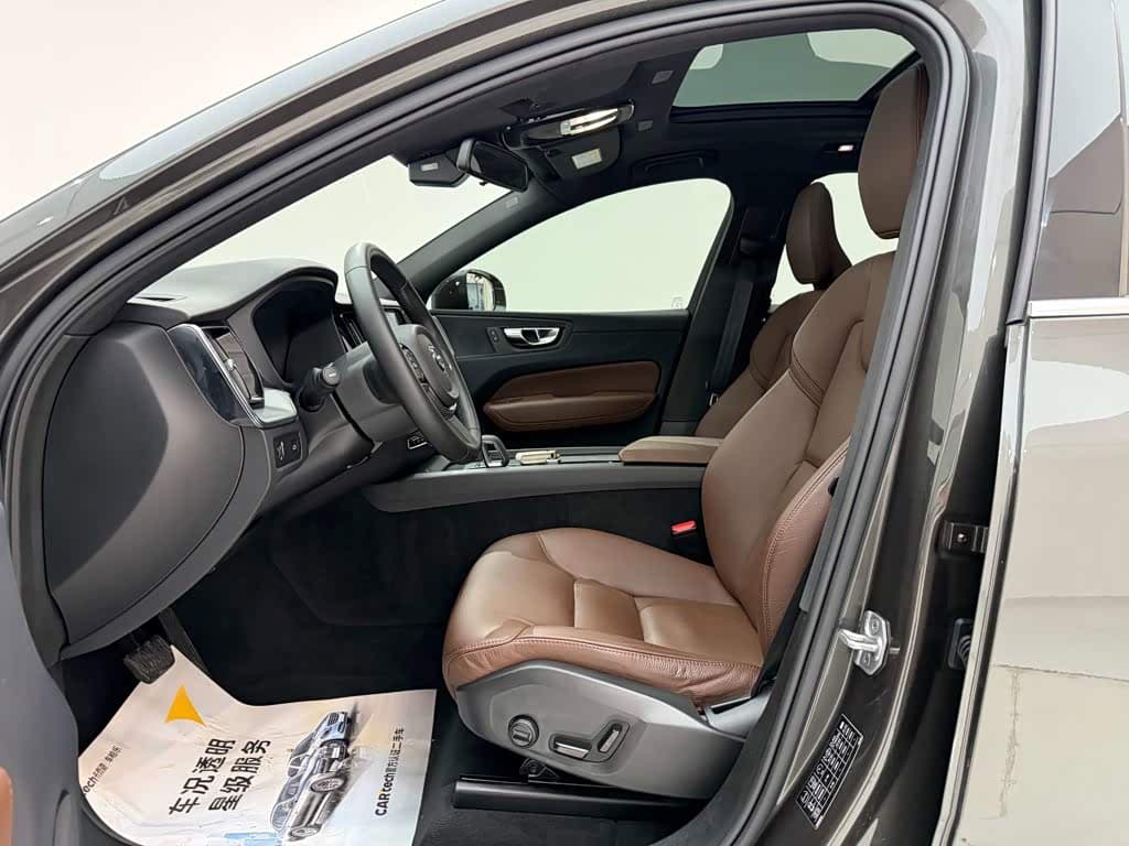 Volvo XC60 2022 — Фото 17/20
