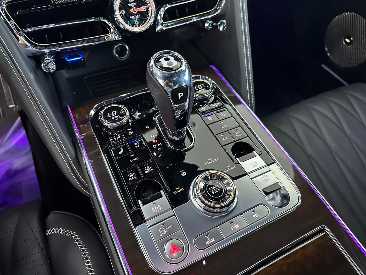 Bentley Flying Spur Plug-in Hybrid 2022 — Фото 16/20