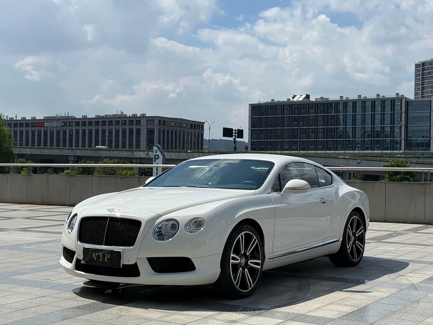 Bentley Continental 2016 — Фото 1/15
