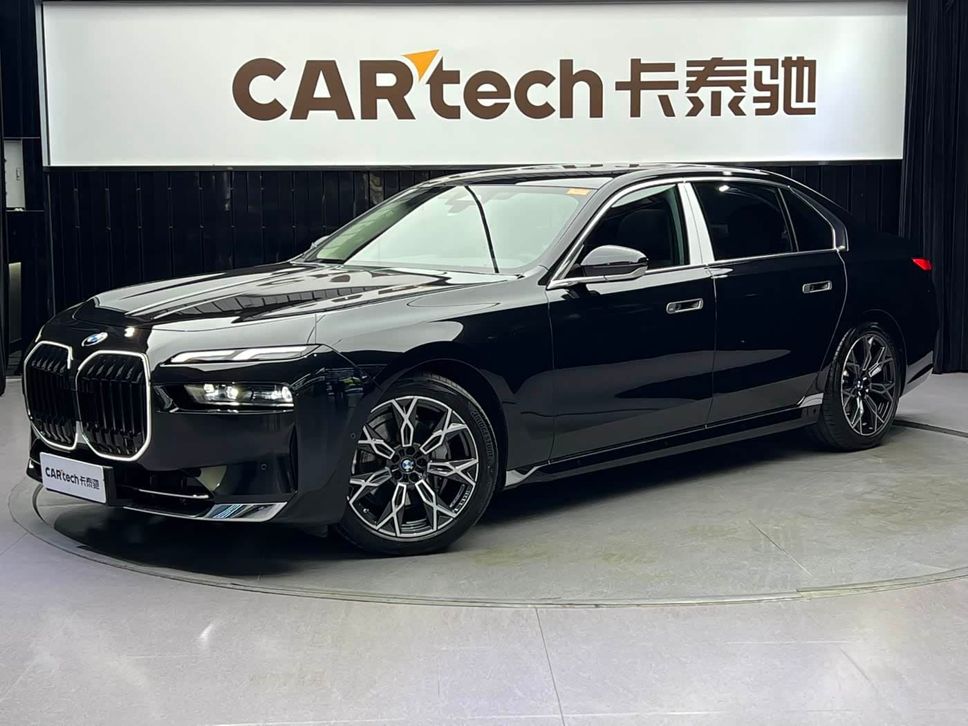 BMW 7 Series 2024 — Фото 1/8