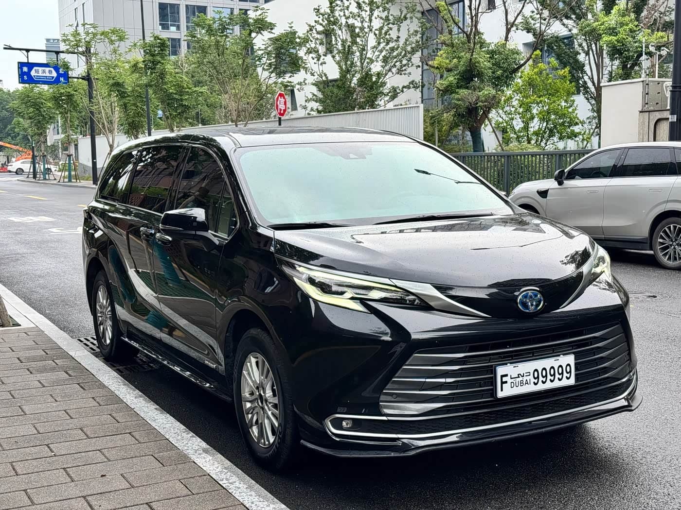 Toyota Sienna 2022 — Фото 4/11