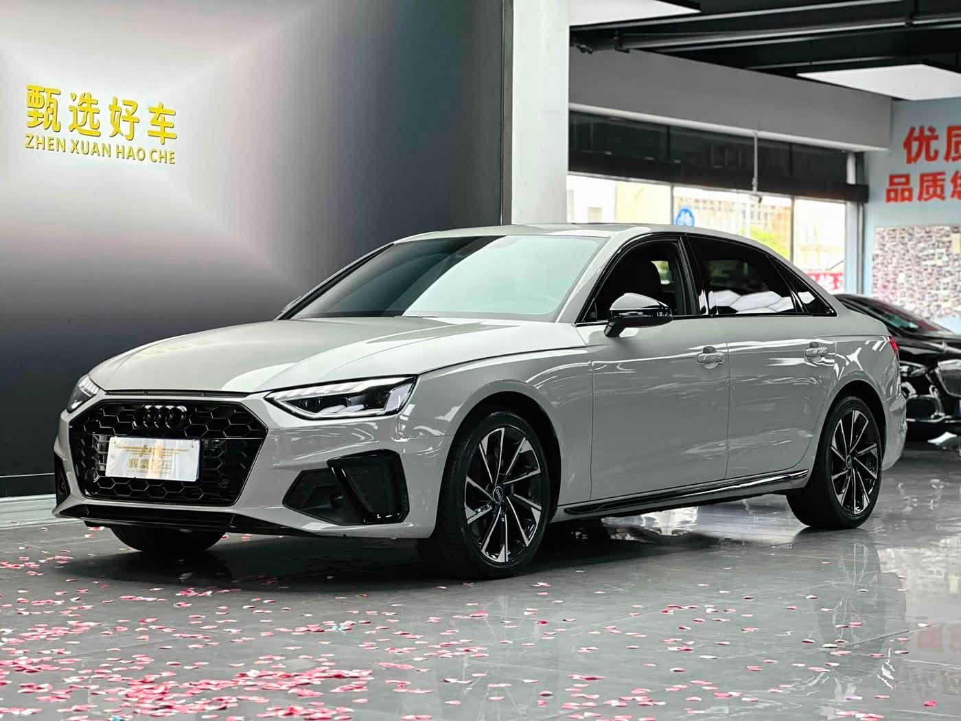 Audi A4L 2023 — Фото 1/8