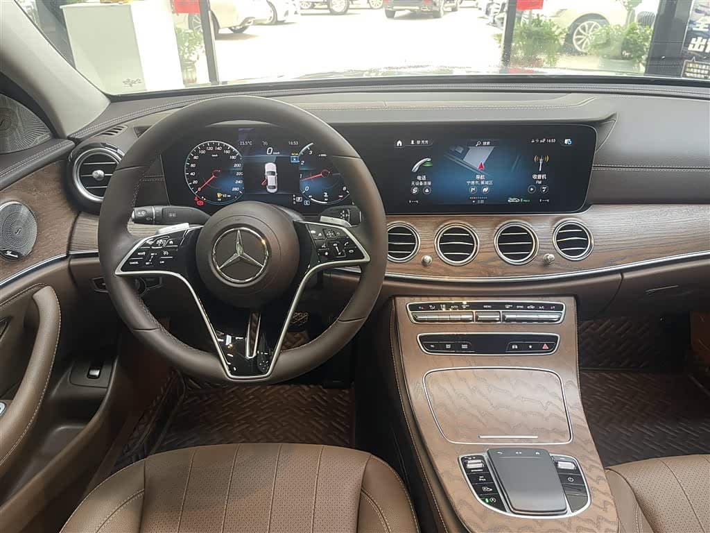 Mercedes-Benz E-Class 2024 — Фото 17/20