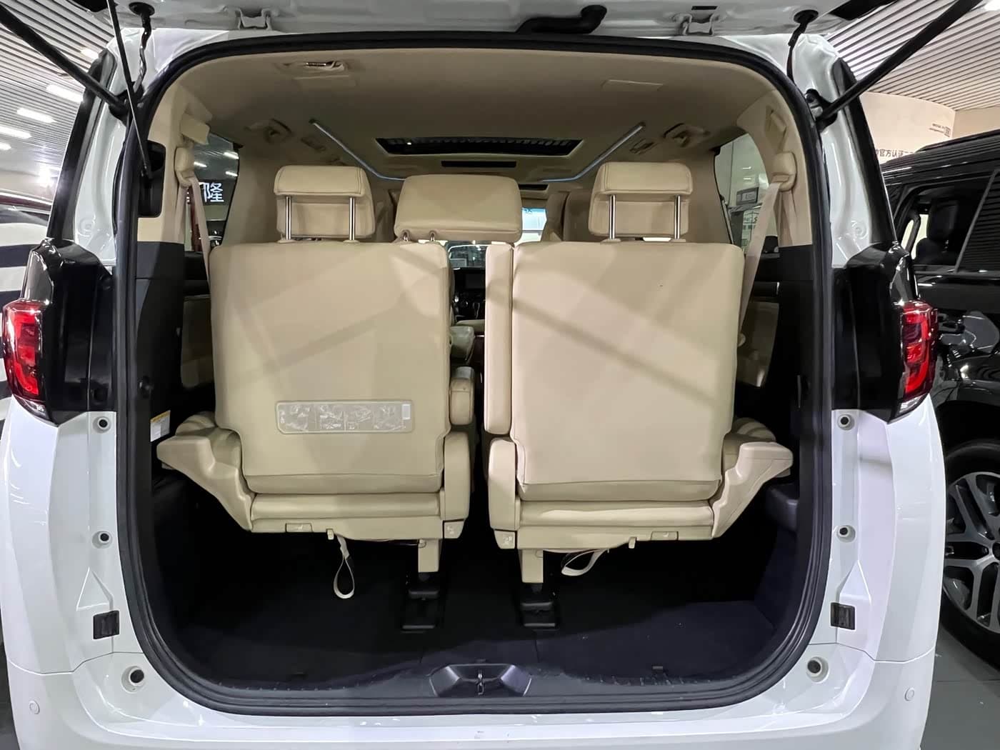 Toyota Alphard 2017 — Фото 14/14