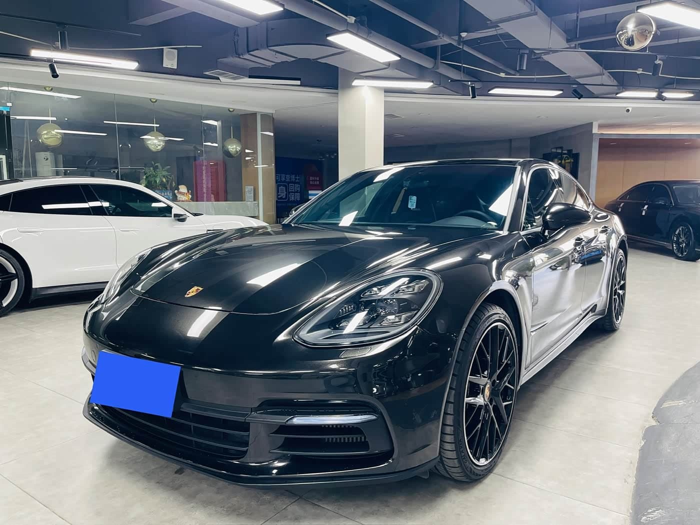 Porsche Panamera 2020 — Фото 1/9