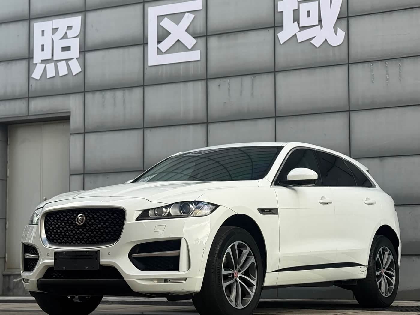 Jaguar F-PACE 2017 — Фото 1/20