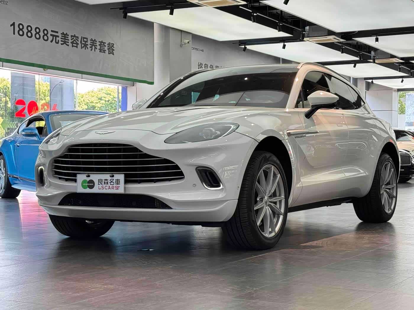 Aston Martin DBX, 2022