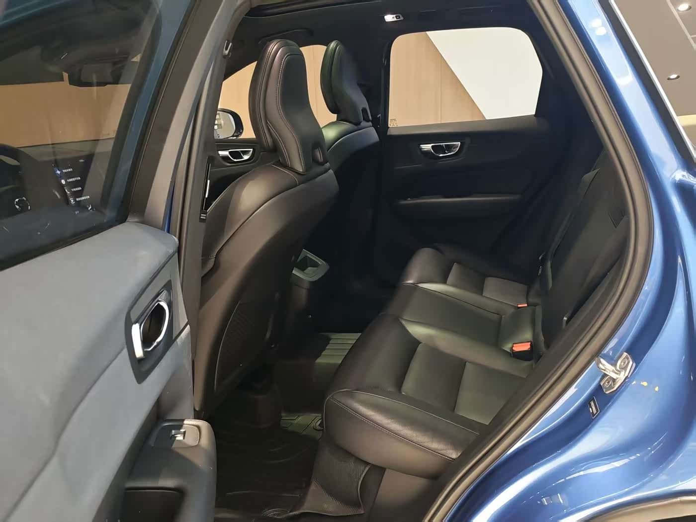 Volvo XC60 2020 — Фото 8/17