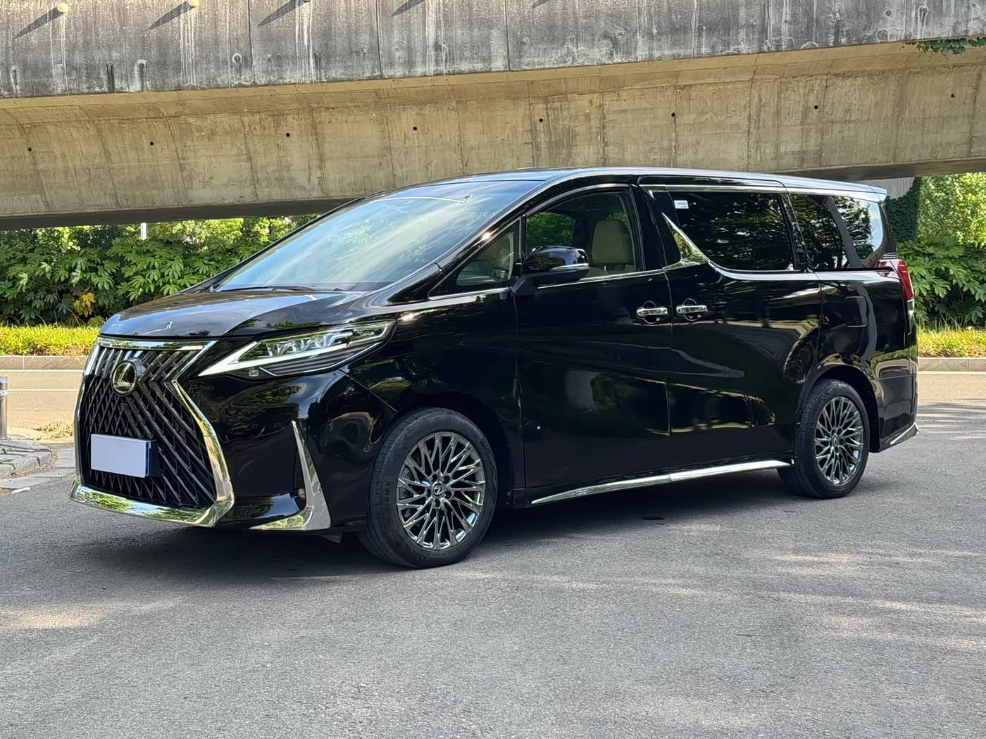 Toyota Vellfire 2023 — Фото 1/11