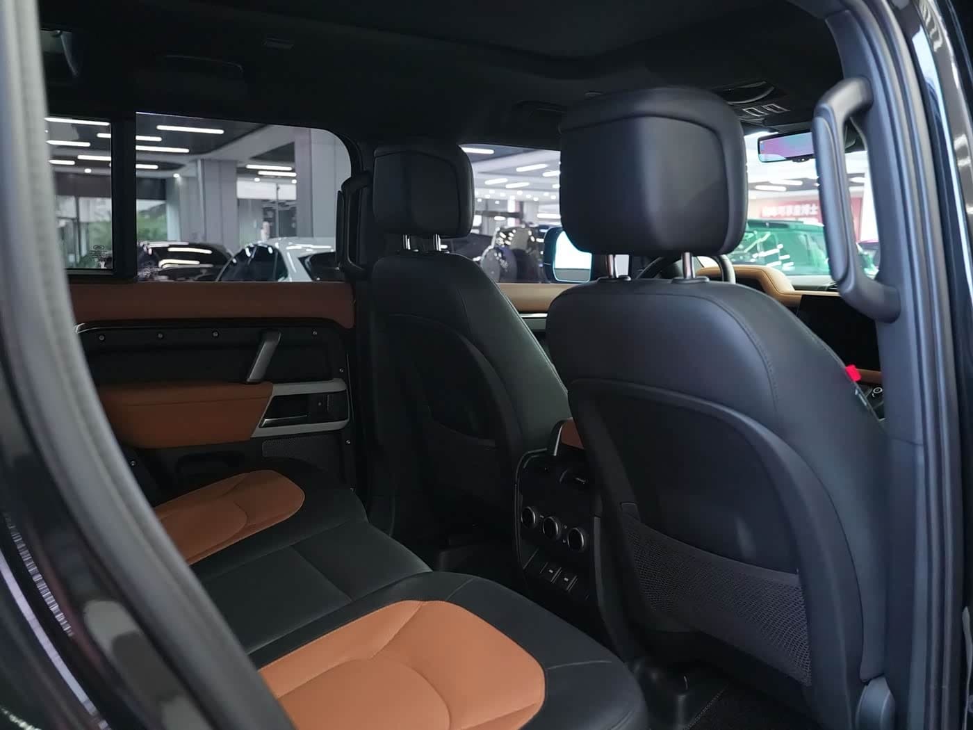 Land Rover Defender 2023 — Фото 13/17