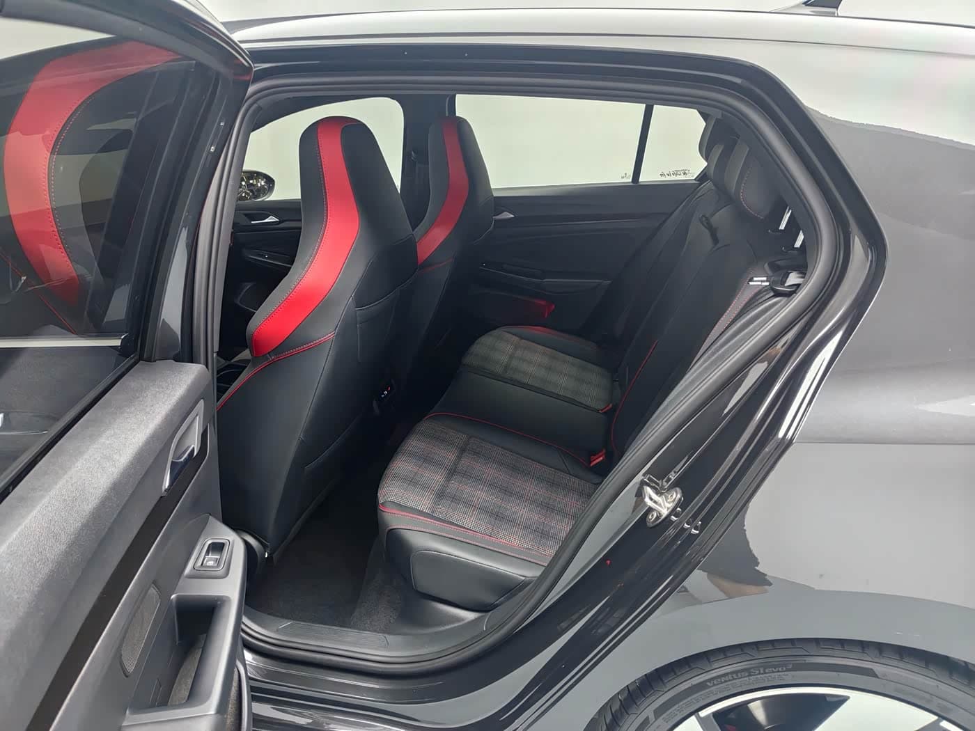 Volkswagen Golf GTI 2022 — Фото 9/17