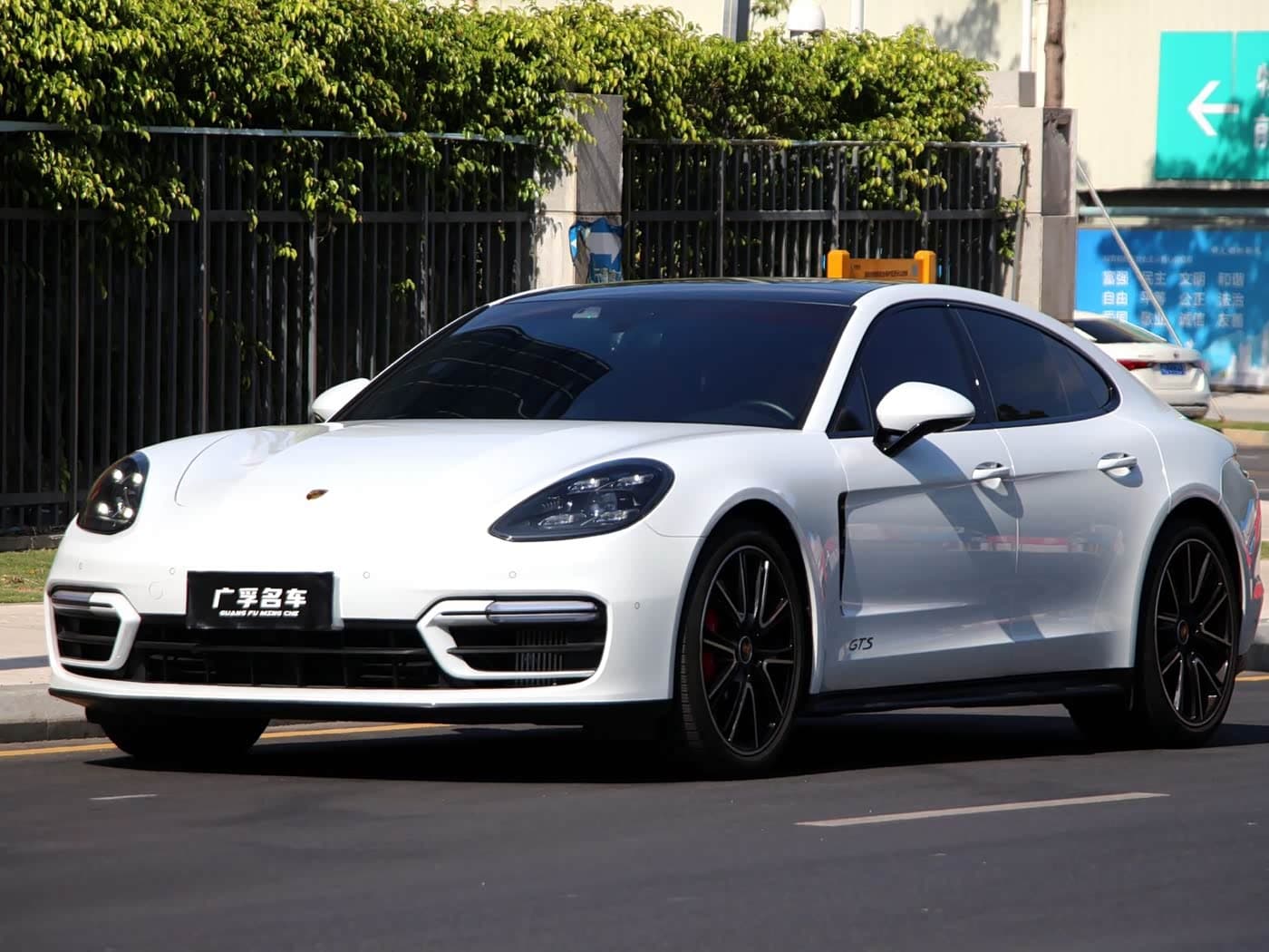 Porsche Panamera 2023 — Фото 1/17
