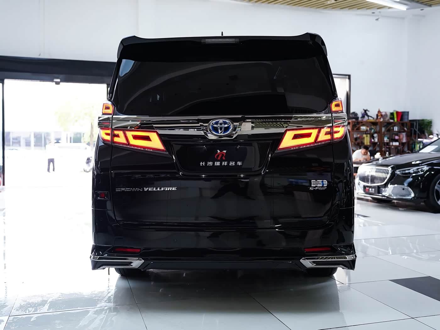 Toyota Vellfire 2022 — Фото 16/17
