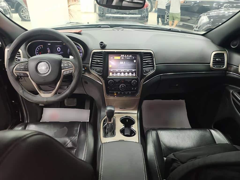Jeep Grand Cherokee 2018 — Фото 10/20