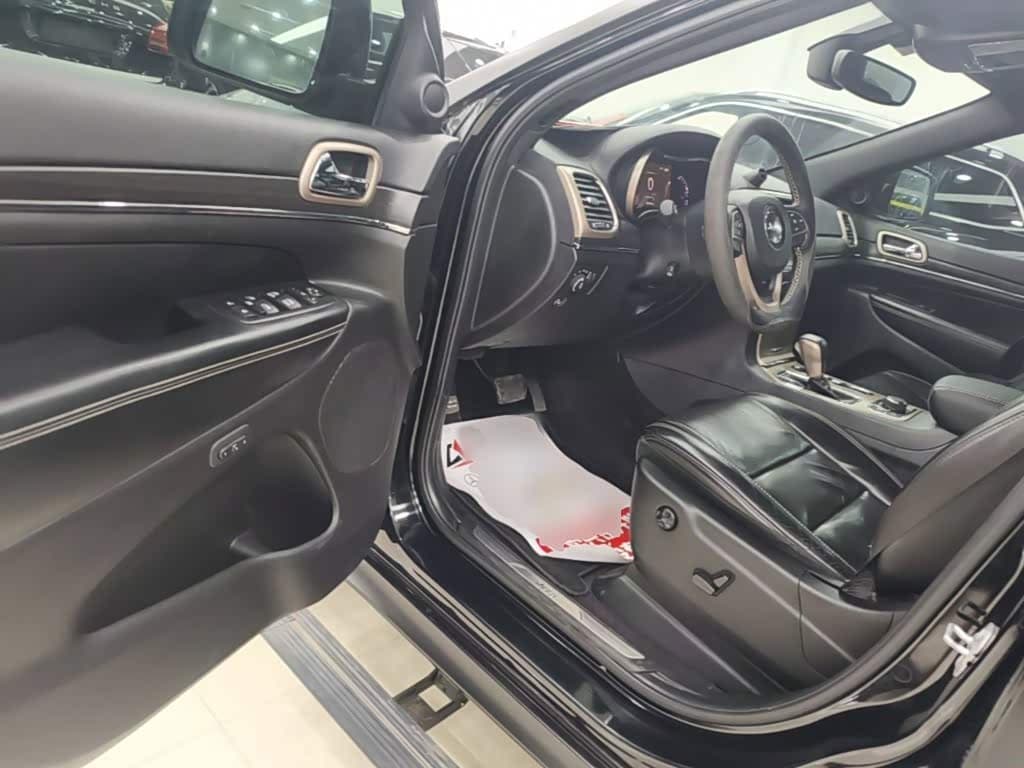 Jeep Grand Cherokee 2018 — Фото 16/20