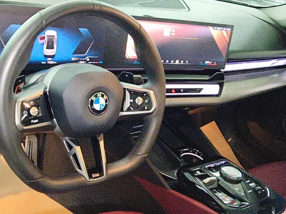 BMW 5 Series 2025 — Фото 12/16