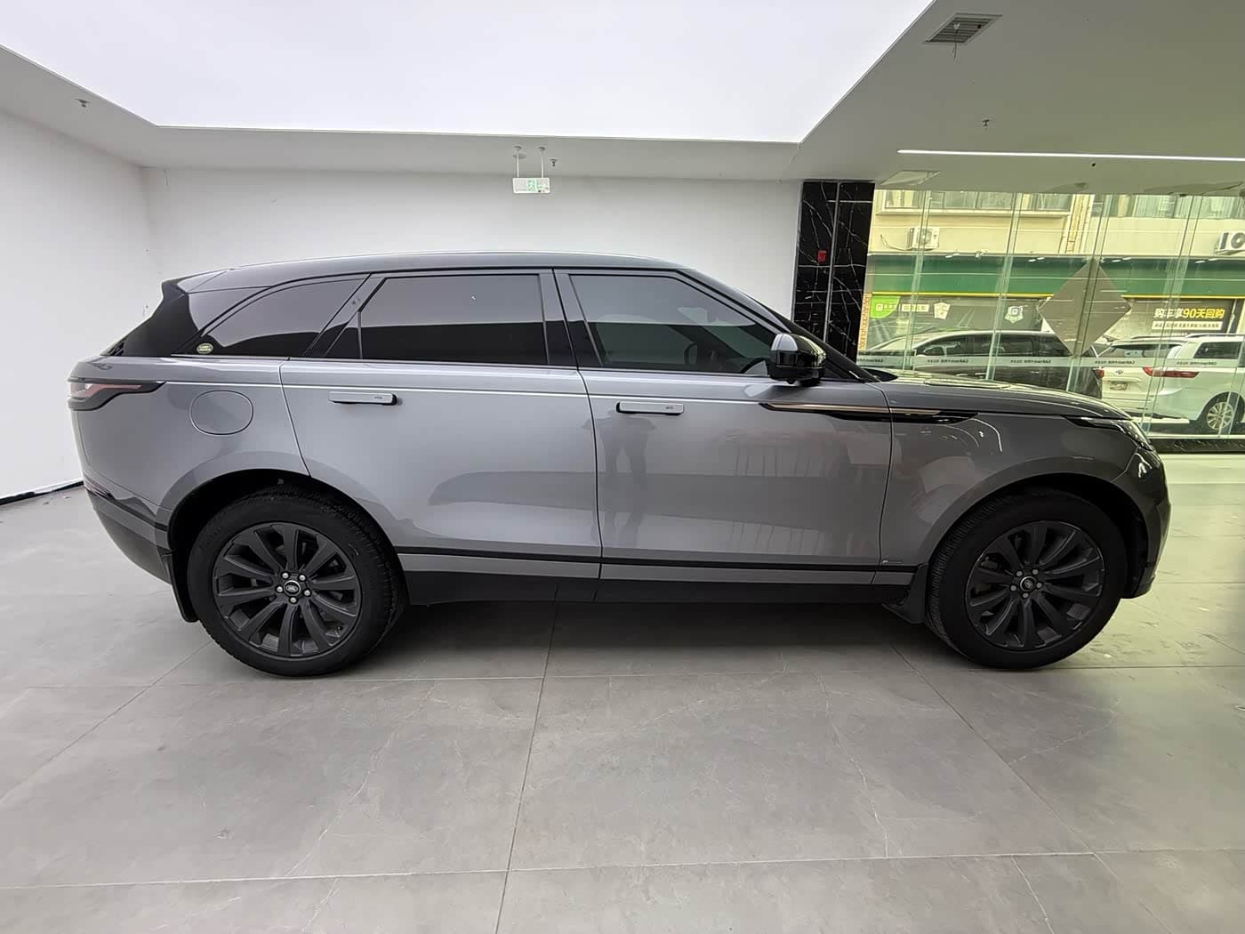 Land Rover Range Rover Velar 2020 — Фото 11/20