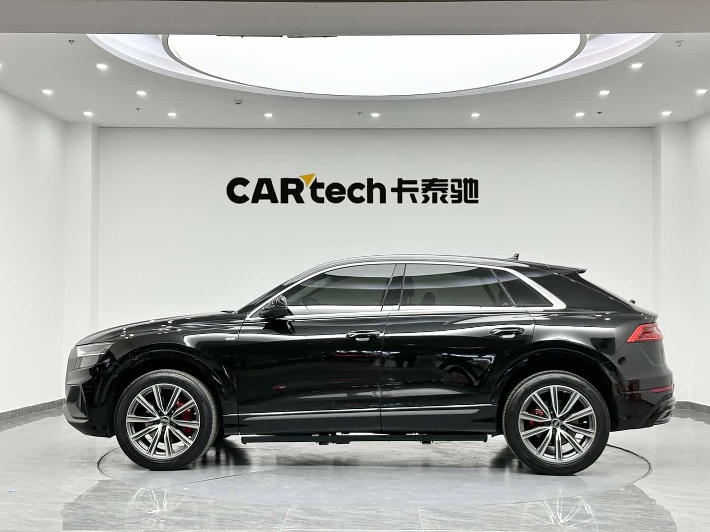 Audi Q8 2023 — Фото 5/20