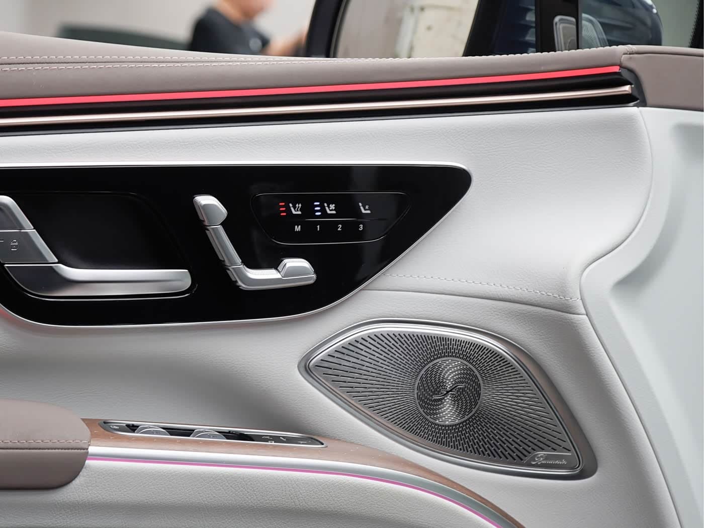 Mercedes-Benz EQS SUV 2023 — Фото 12/20