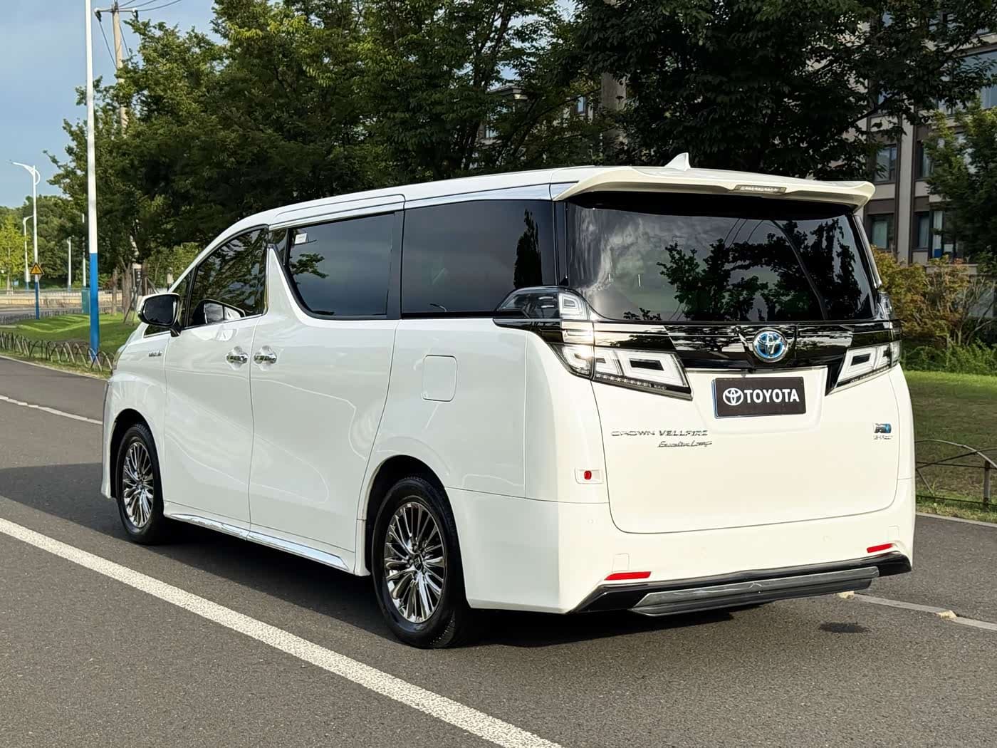 Toyota Vellfire 2022 — Фото 6/19