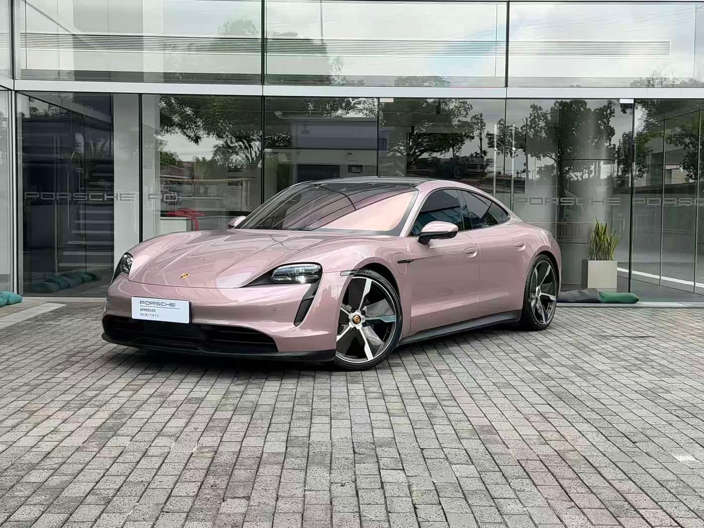 Porsche Taycan 2021 — Фото 1/12