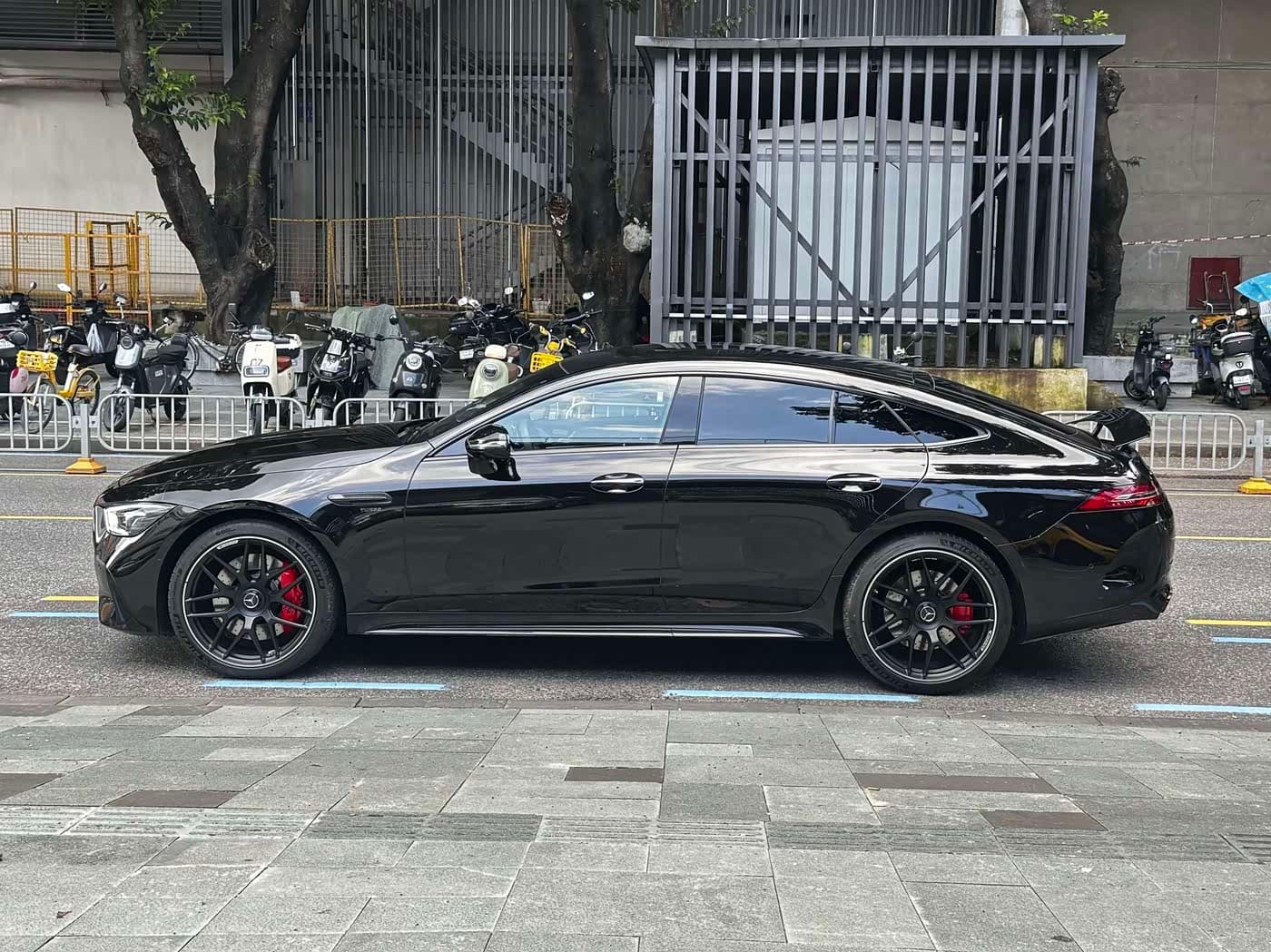 Mercedes-Benz AMG GT 2025 — Фото 3/15