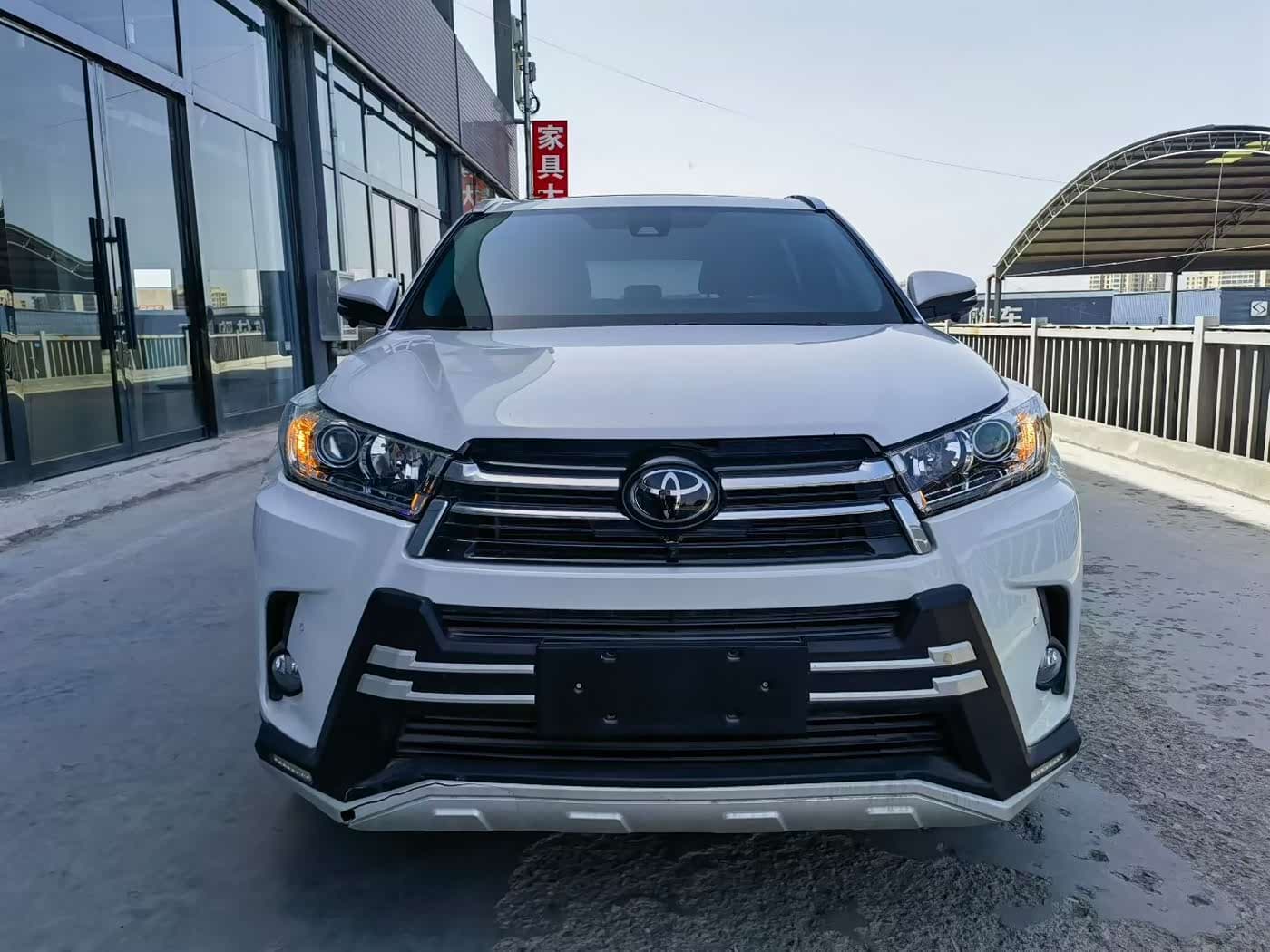 Toyota Highlander 2021 — Фото 2/10