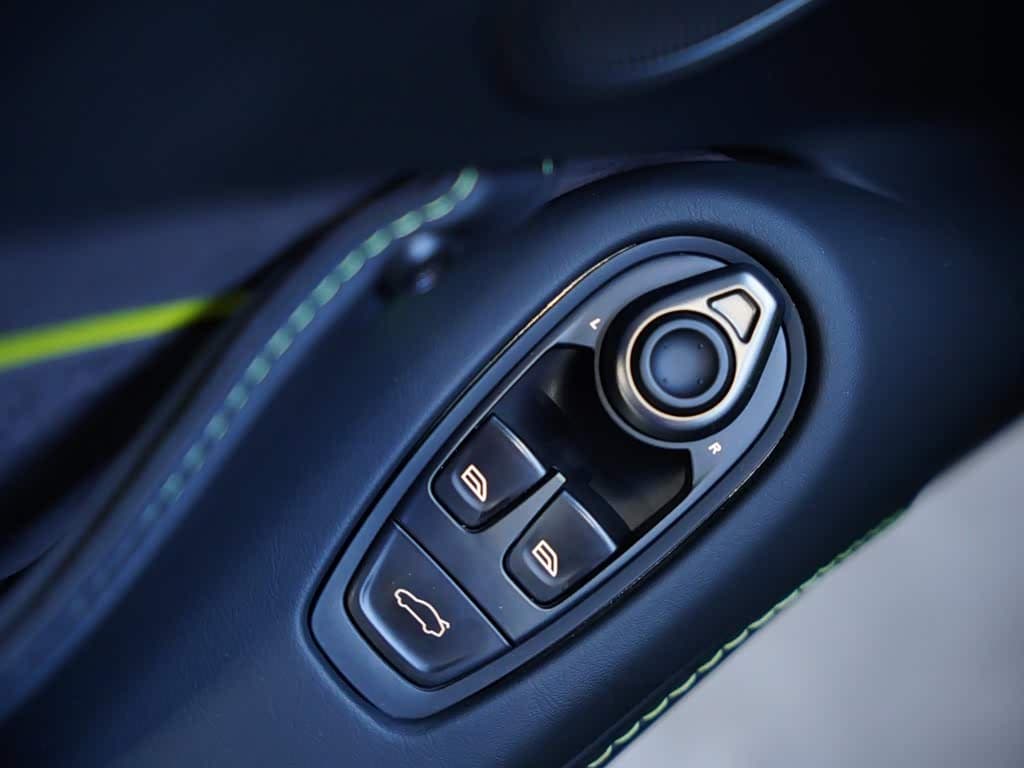 Aston Martin V8 Vantage 2022 — Фото 16/20