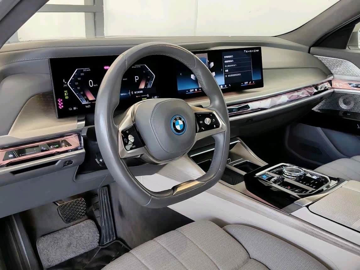 BMW i7 2023 — Фото 5/10