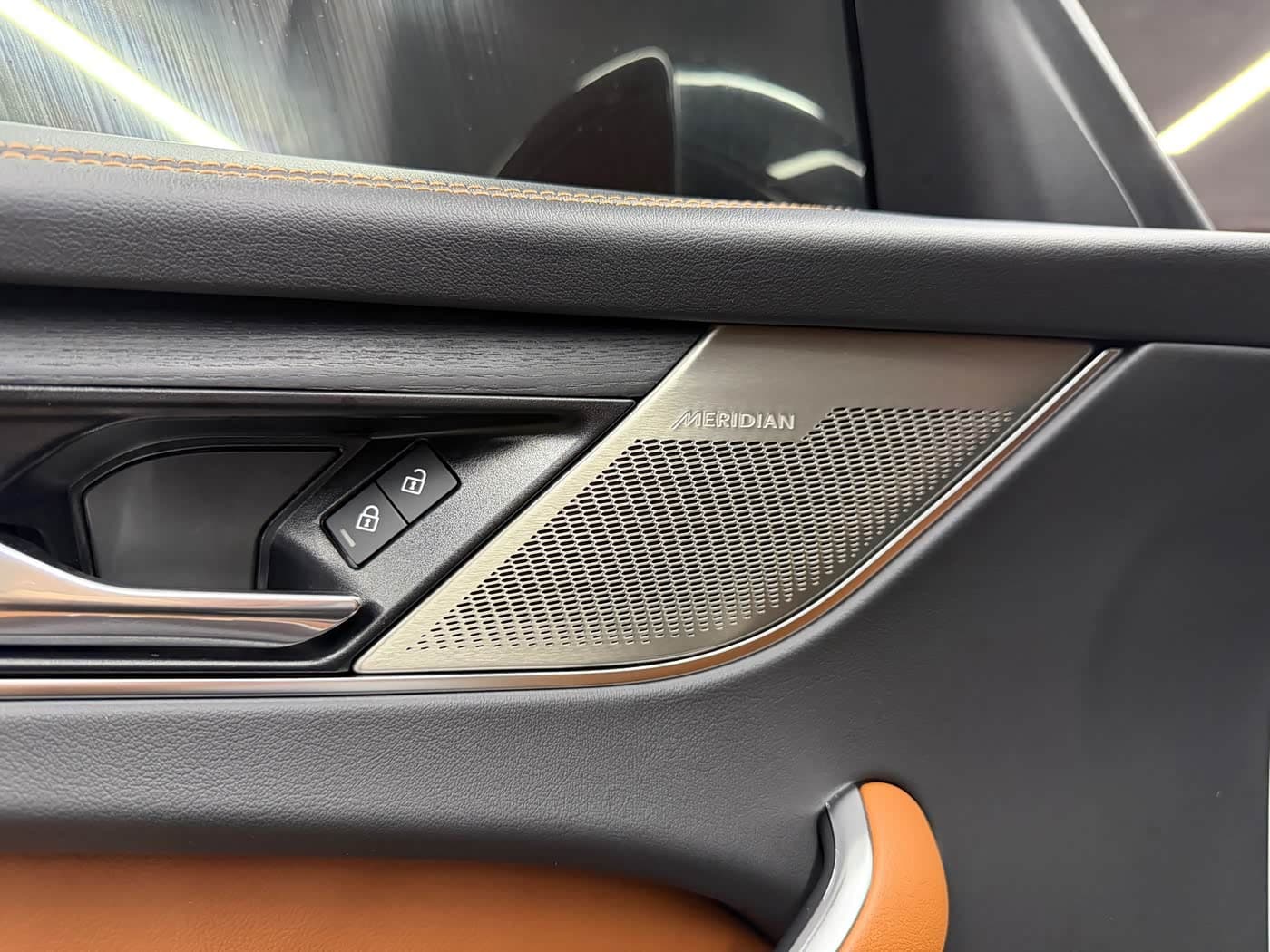 Jaguar F-PACE 2023 — Фото 18/20