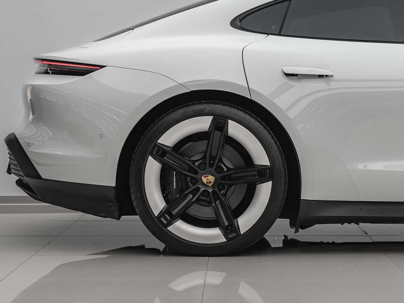 Porsche Taycan 2025 — Фото 14/20
