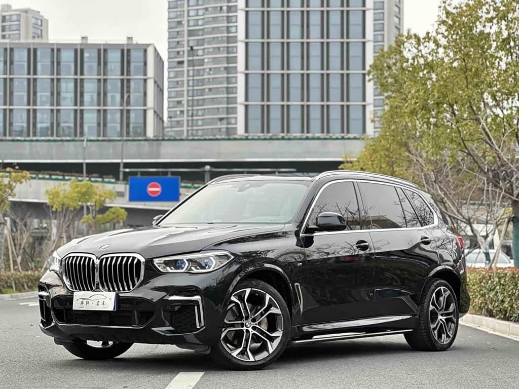 BMW X5 2022 — Фото 1/18