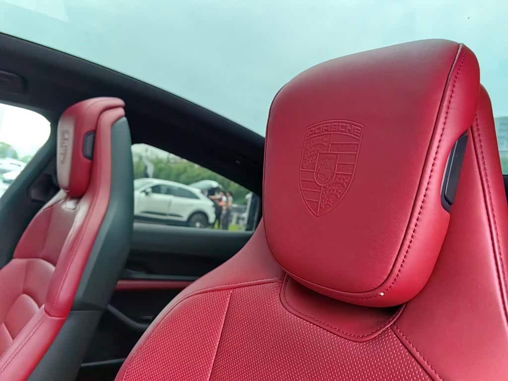 Porsche Taycan 2021 — Фото 13/20