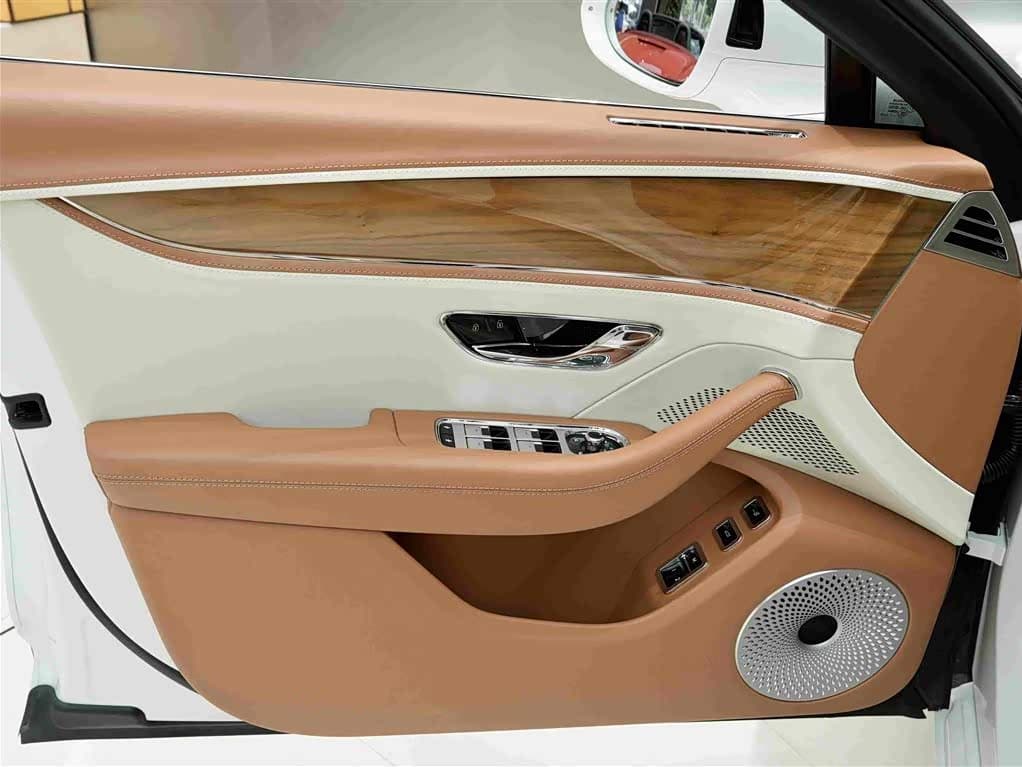 Bentley Flying Spur Plug-in Hybrid 2023 — Фото 18/20
