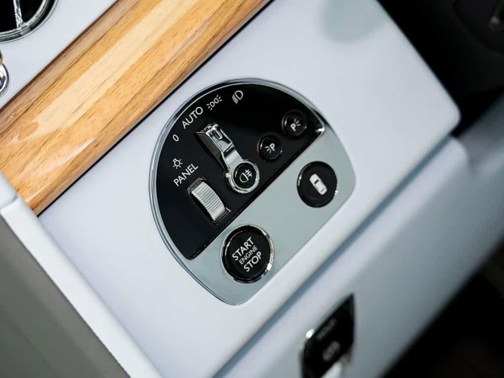 Rolls-Royce Phantom 2020 — Фото 16/20