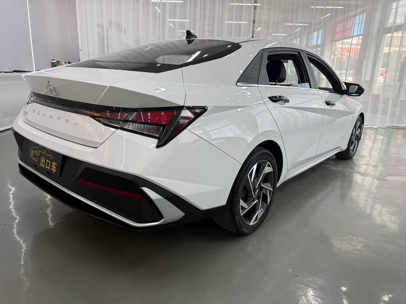 Hyundai Elantra 2023 — Фото 14/17
