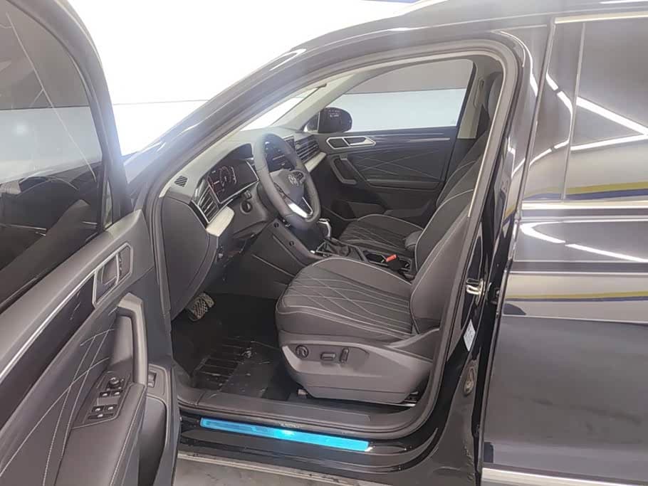 Volkswagen Tiguan L 2025 — Фото 9/16
