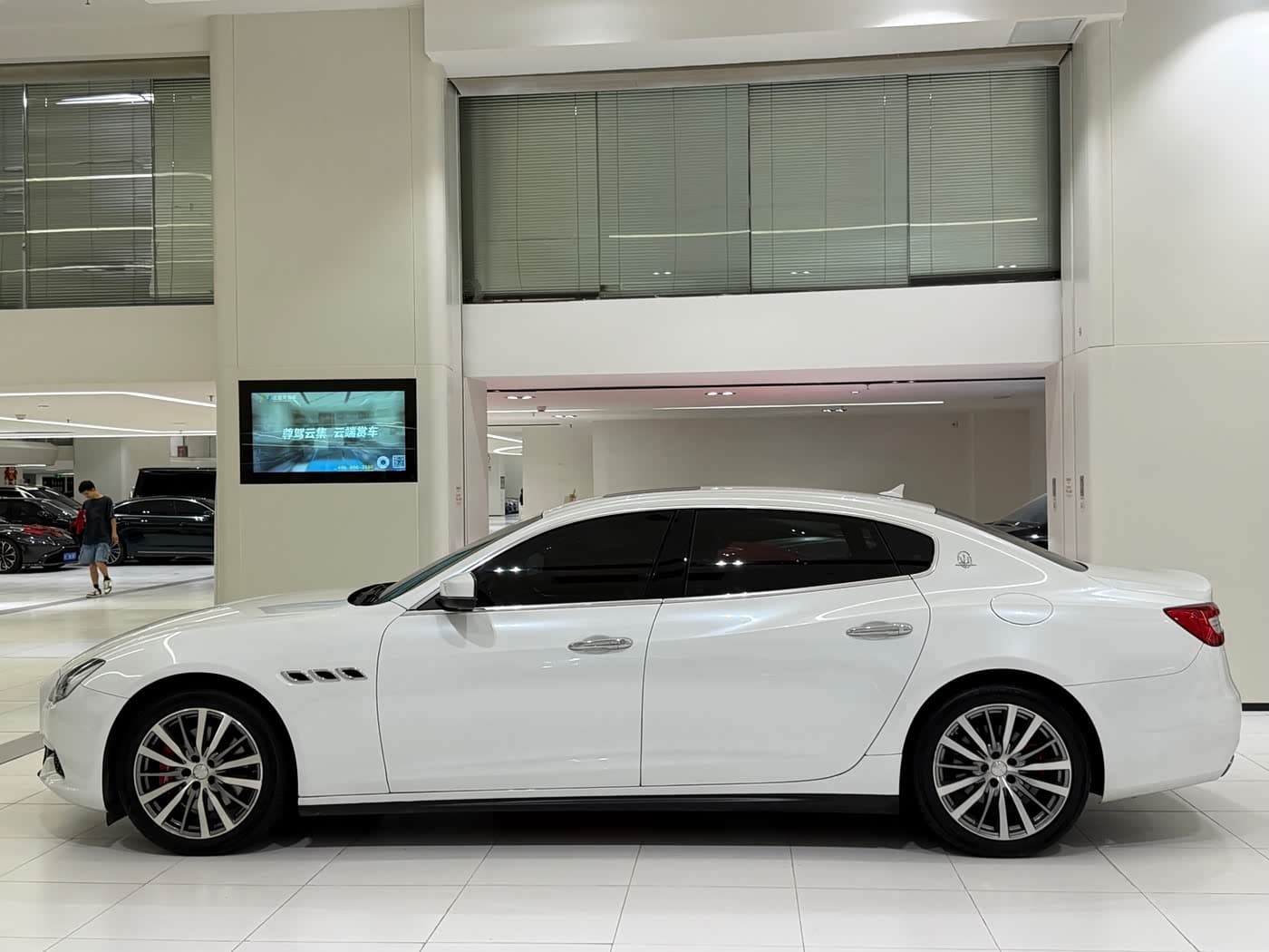 Maserati Quattroporte 2019 — Фото 16/20