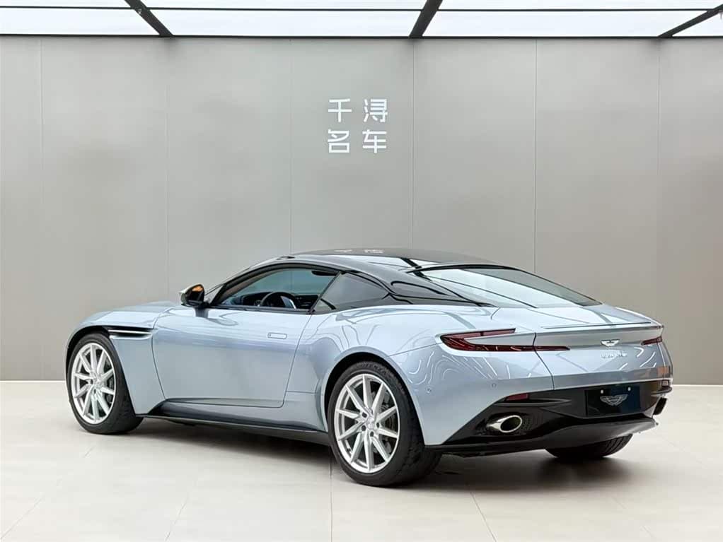 Aston Martin DB11 2021 — Фото 13/14