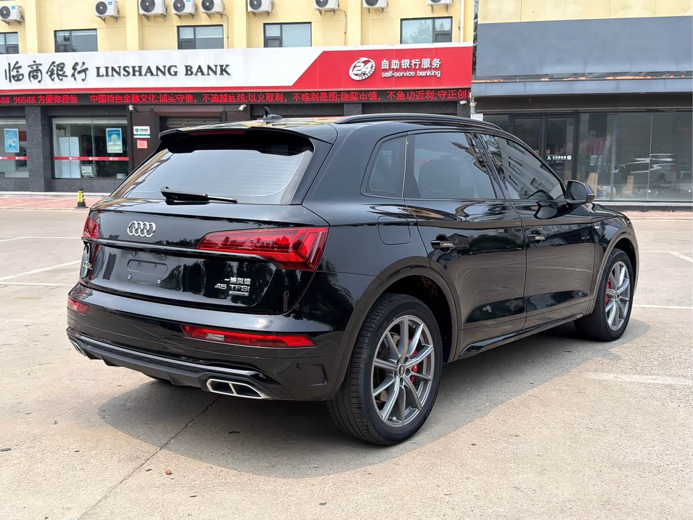 Audi Q5L 2023 — Фото 6/16