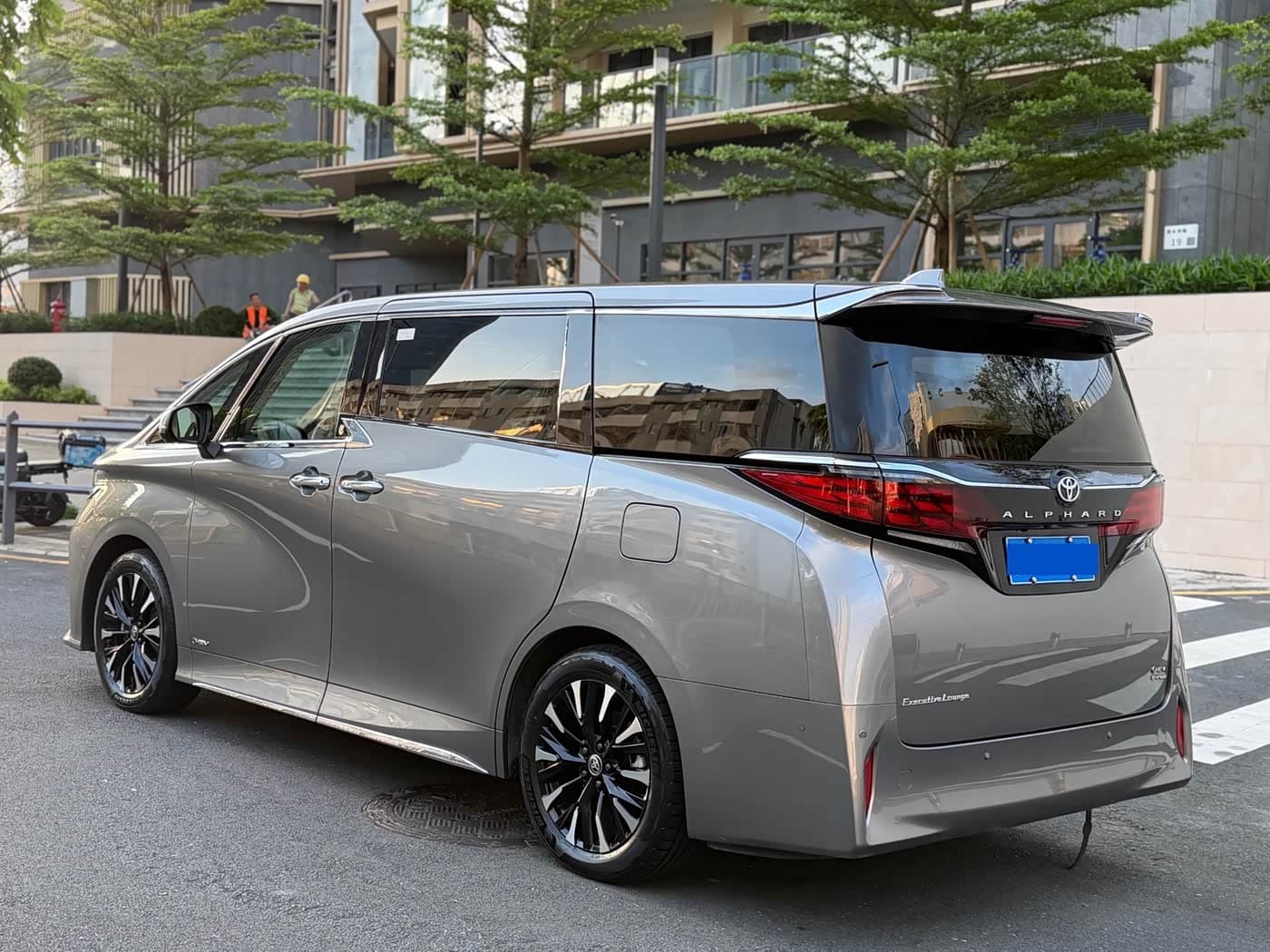 Toyota Alphard 2023 — Фото 17/19