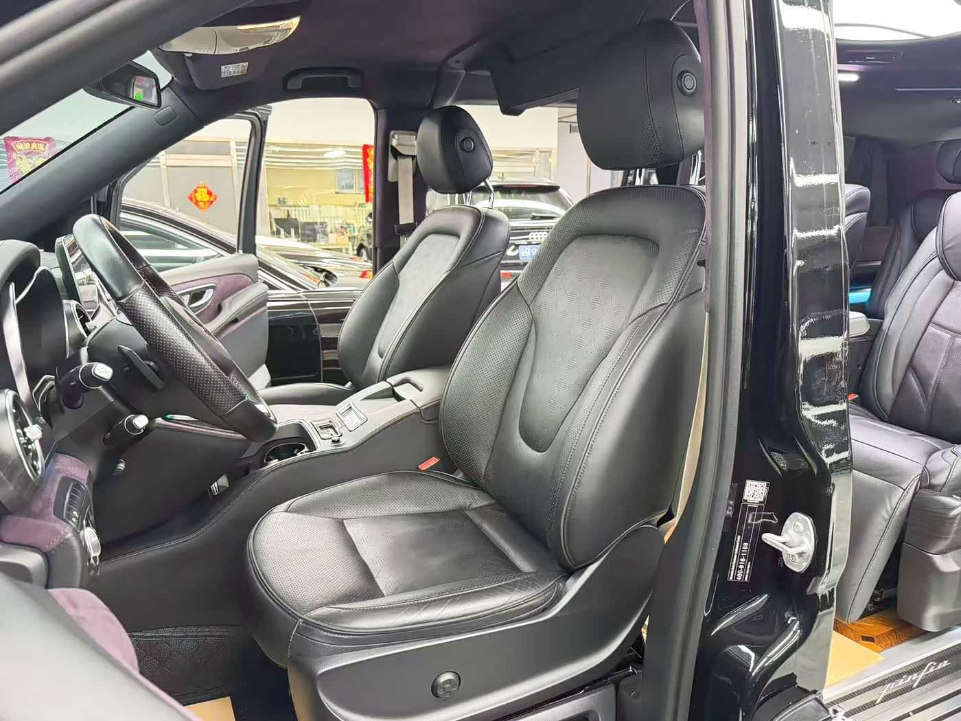 Mercedes-Benz V-Class 2019 — Фото 18/20