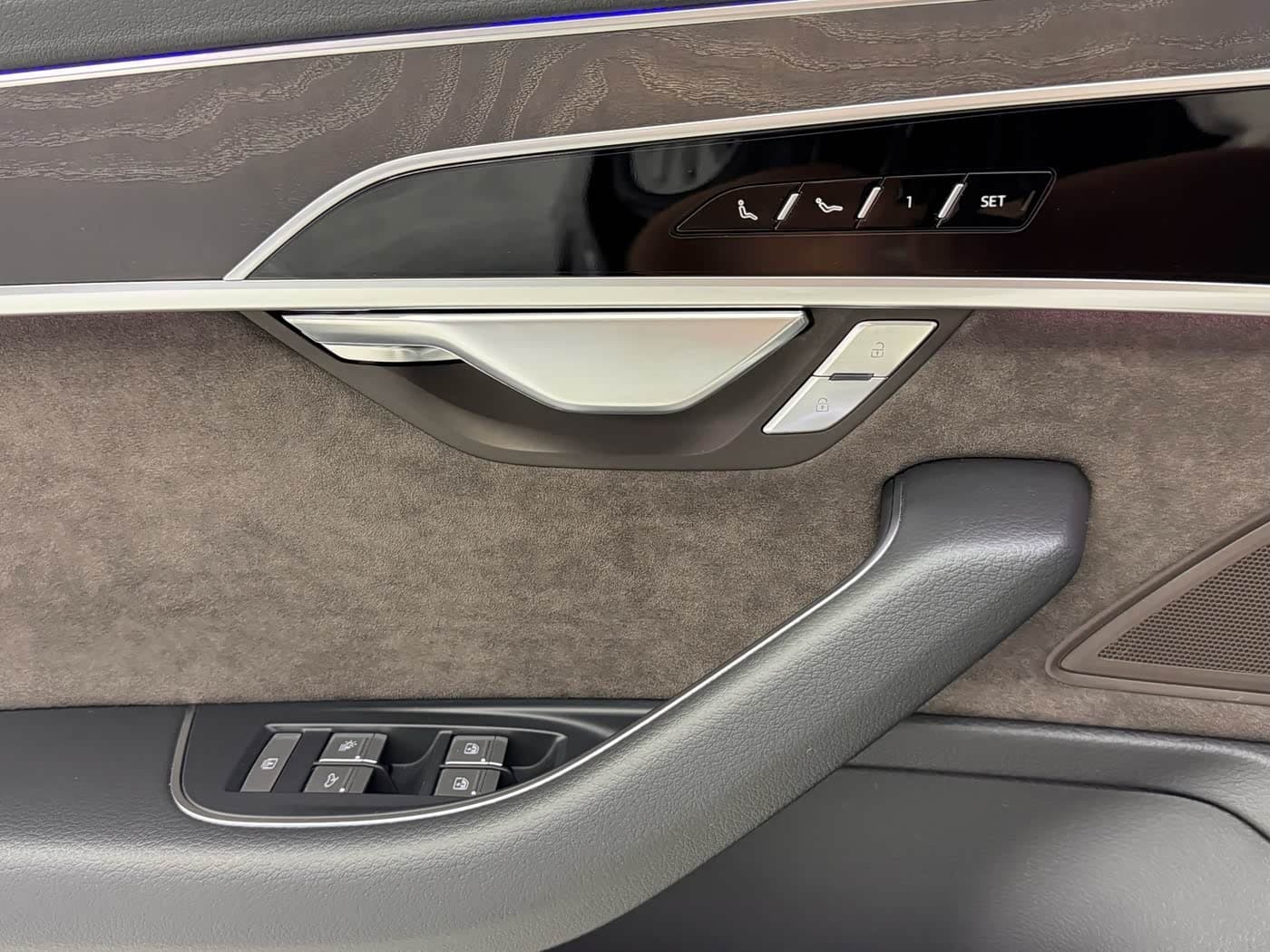 Audi A8 2022 — Фото 18/20