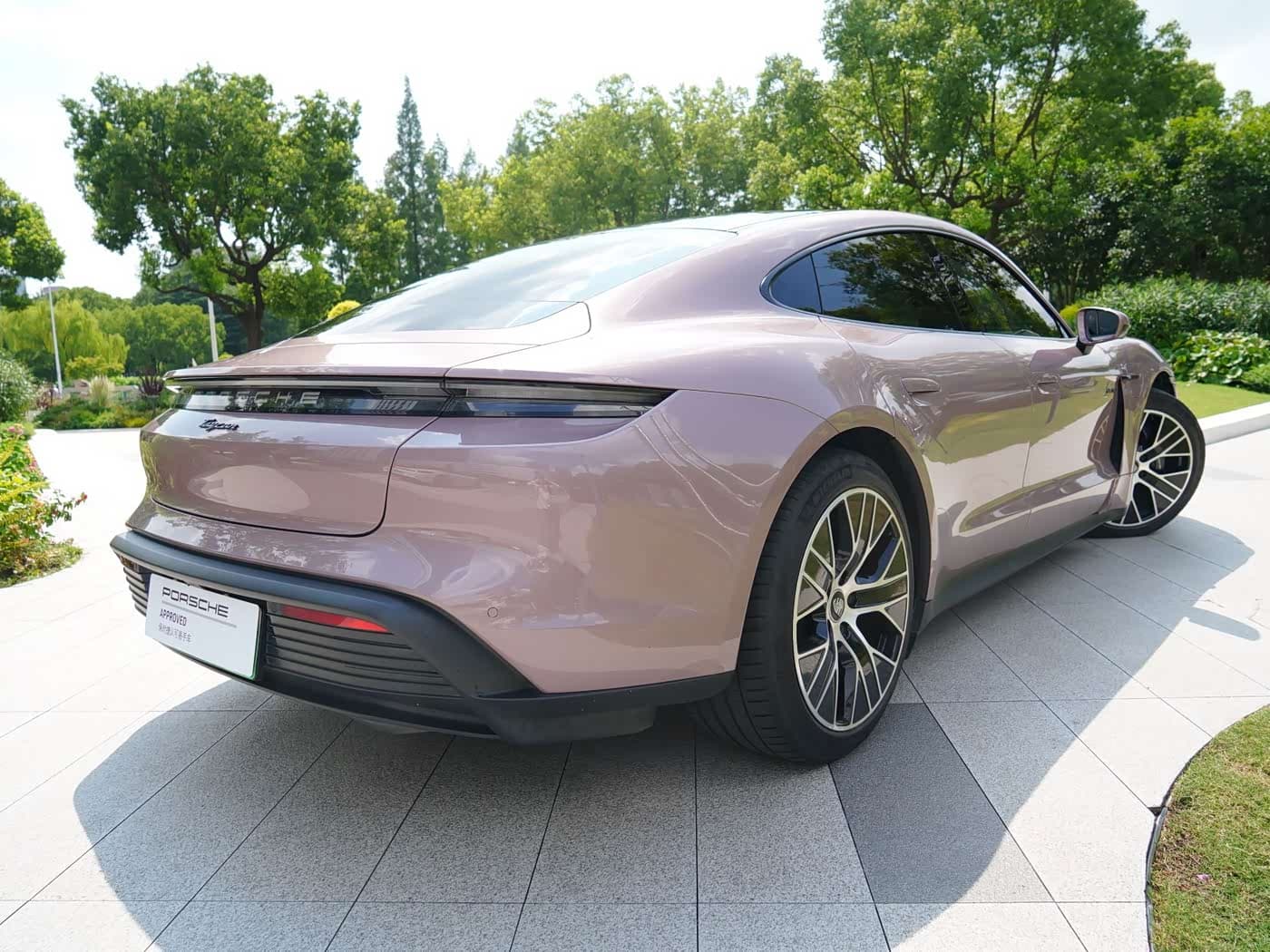 Porsche Taycan 2021 — Фото 16/19