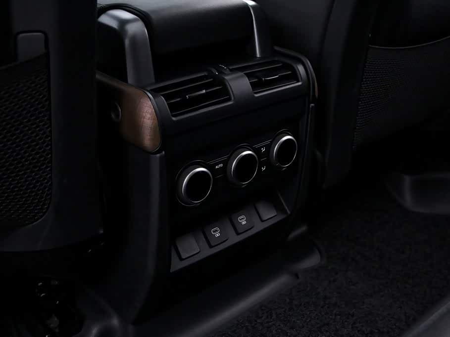 Land Rover Defender 2024 — Фото 18/20