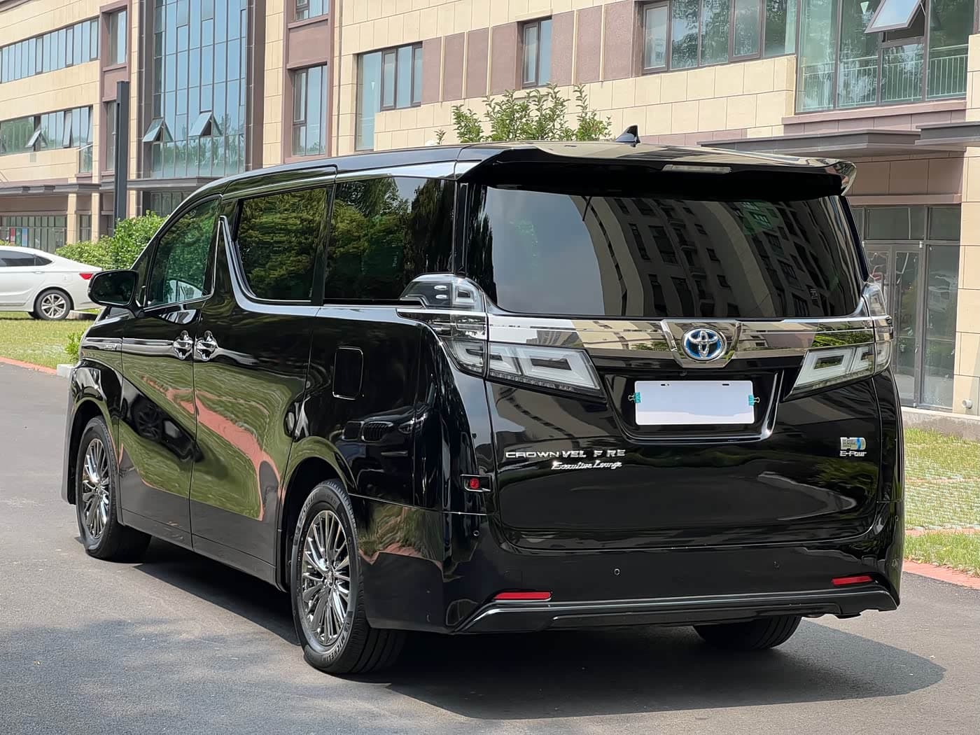 Toyota Vellfire 2022 — Фото 16/18