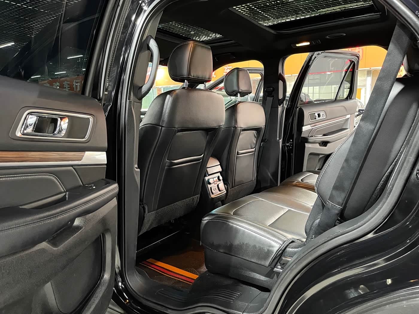 Ford Explorer 2018 — Фото 11/11
