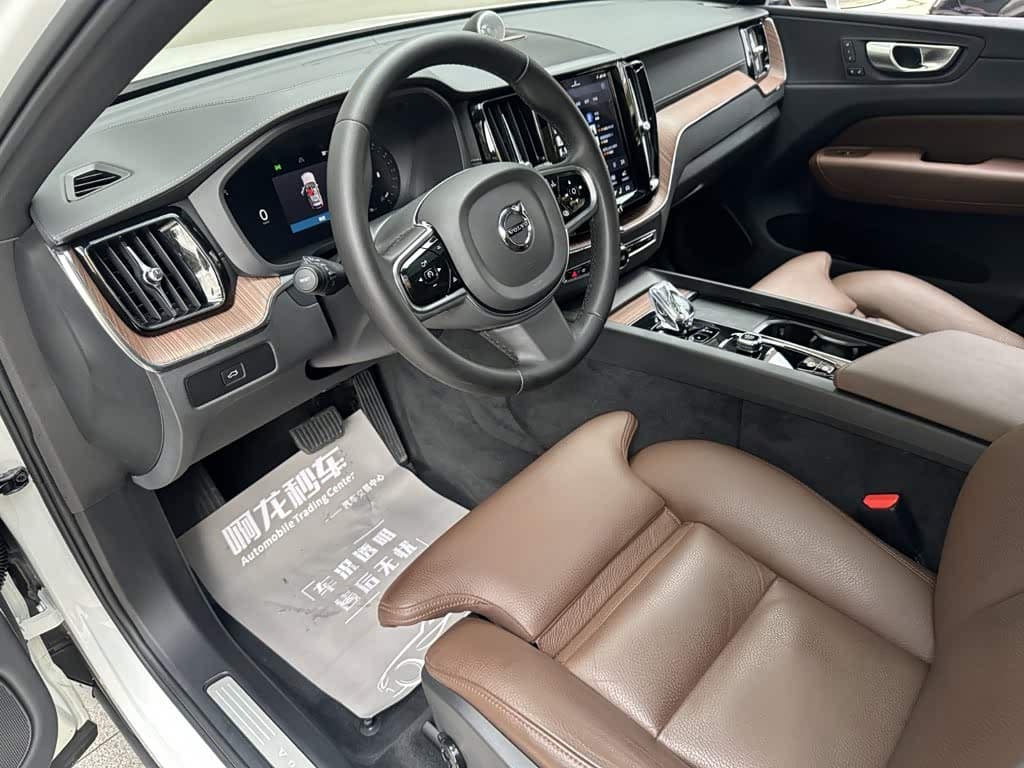 Volvo XC60 2024 — Фото 10/14