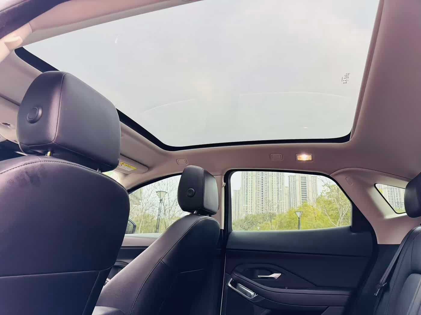 Jaguar E-PACE 2019 — Фото 13/20